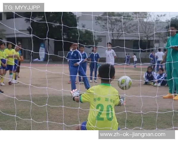 班级足球联赛的激情与团结:我们共同追逐的梦想与荣耀 班级足球联赛的激情与团结:我们共同追逐的梦想与荣耀